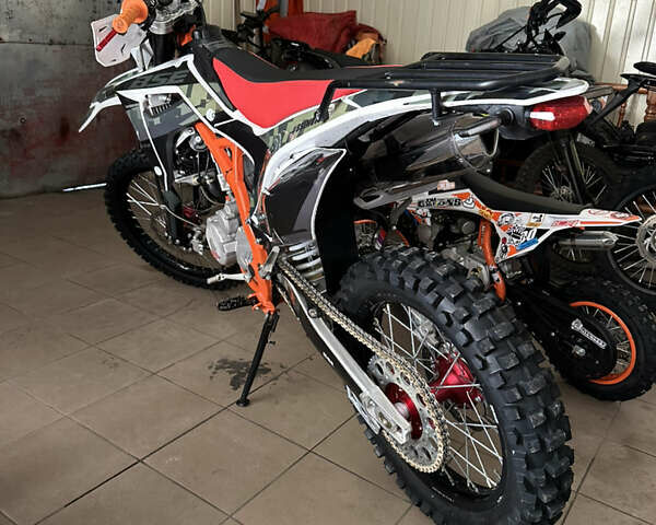 Красный BSE J3D 300 Enduro, объемом двигателя 0.3 л и пробегом 1 тыс. км за 1950 $, фото 1 на Automoto.ua