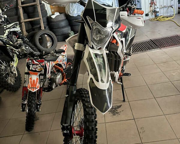 Красный BSE J3D 300 Enduro, объемом двигателя 0.3 л и пробегом 1 тыс. км за 1950 $, фото 3 на Automoto.ua