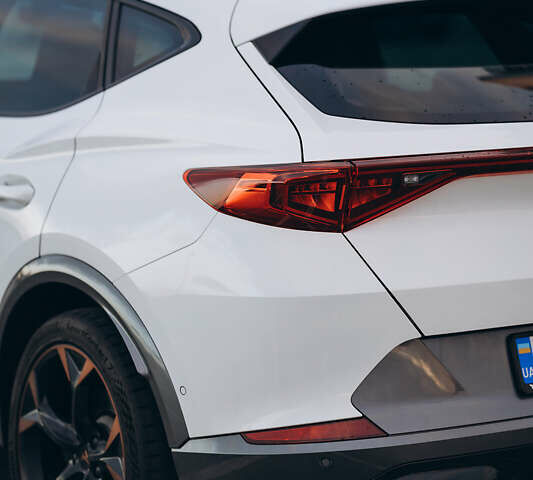 Белый Cupra Formentor, объемом двигателя 1.98 л и пробегом 37 тыс. км за 42823 $, фото 5 на Automoto.ua
