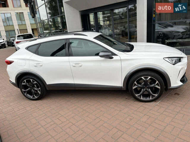 Белый Cupra Formentor, объемом двигателя 1.98 л и пробегом 18 тыс. км за 42727 $, фото 3 на Automoto.ua