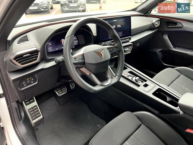 Белый Cupra Formentor, объемом двигателя 1.98 л и пробегом 18 тыс. км за 1790000 $, фото 10 на Automoto.ua