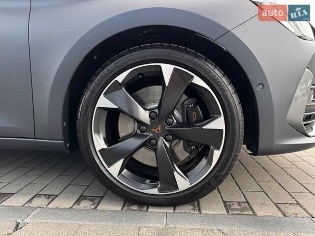 Серый Cupra Leon, объемом двигателя 1.98 л и пробегом 2 тыс. км за 41142 $, фото 7 на Automoto.ua