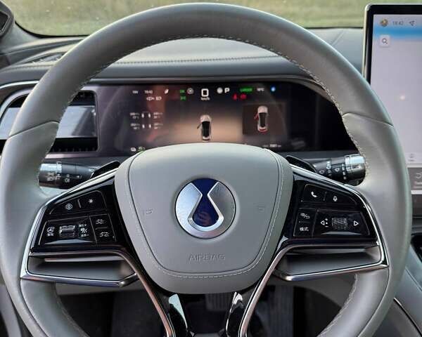 Серый Denza N7, объемом двигателя 0 л и пробегом 7 тыс. км за 35500 $, фото 3 на Automoto.ua