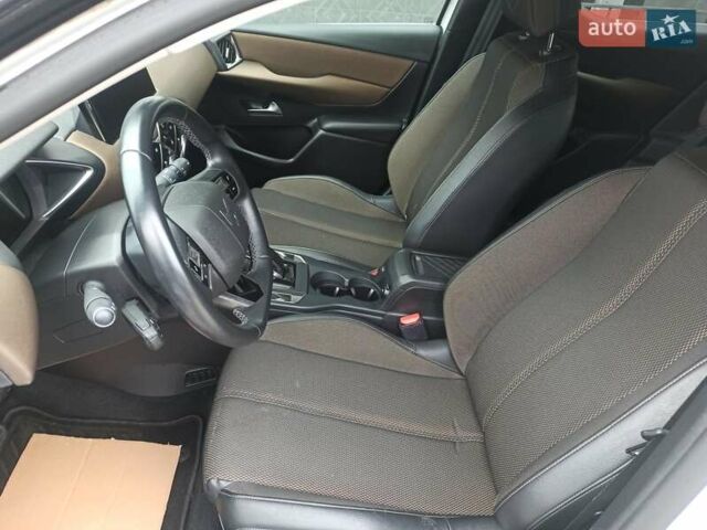 Белый DS 3 Crossback, объемом двигателя 0 л и пробегом 114 тыс. км за 14750 $, фото 60 на Automoto.ua