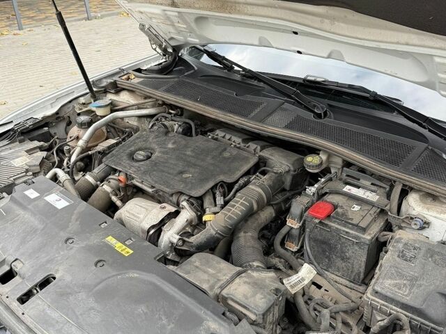 Белый DS 4, объемом двигателя 1.5 л и пробегом 137 тыс. км за 29000 $, фото 11 на Automoto.ua