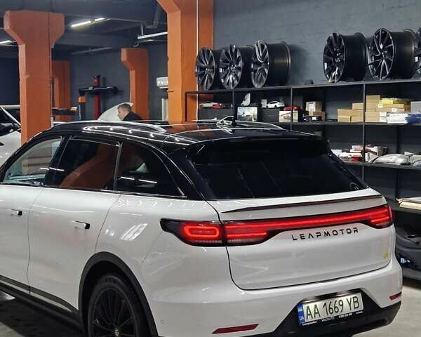 Білий Leapmotor С11, об'ємом двигуна 0 л та пробігом 24 тис. км за 35000 $, фото 4 на Automoto.ua
