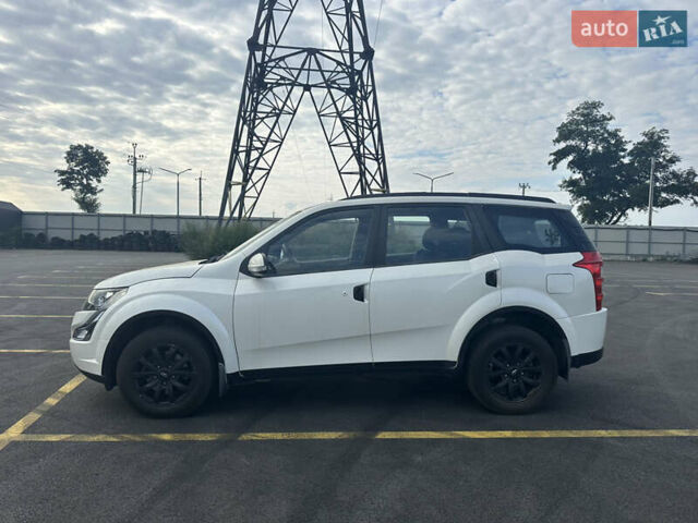 Белый Mahindra XUV 500, объемом двигателя 2.18 л и пробегом 180 тыс. км за 9300 $, фото 3 на Automoto.ua