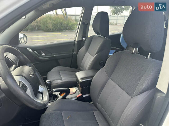 Белый Mahindra XUV 500, объемом двигателя 2.18 л и пробегом 180 тыс. км за 9300 $, фото 9 на Automoto.ua