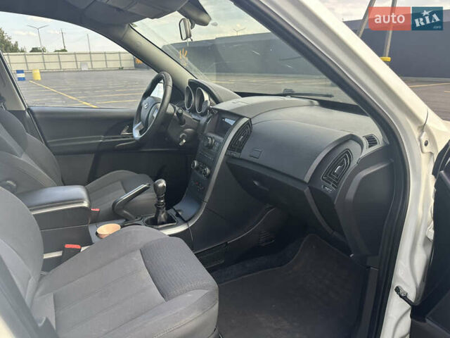 Белый Mahindra XUV 500, объемом двигателя 2.18 л и пробегом 180 тыс. км за 9300 $, фото 10 на Automoto.ua