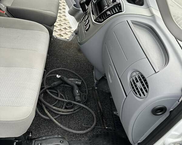 Білий Maxus EV80, об'ємом двигуна 0 л та пробігом 87 тис. км за 12999 $, фото 11 на Automoto.ua