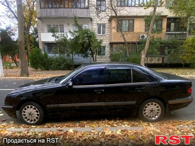 Чорний Мерседес Е-Клас, об'ємом двигуна 2 л та пробігом 400 тис. км за 4300 $, фото 1 на Automoto.ua