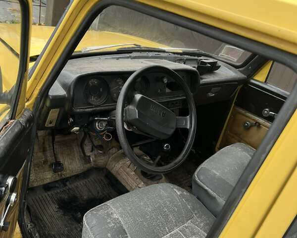 Желтый Москвич/АЗЛК 2140, объемом двигателя 1.48 л и пробегом 300 тыс. км за 350 $, фото 5 на Automoto.ua