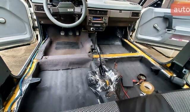 Белый Москвич/АЗЛК 2141, объемом двигателя 1.57 л и пробегом 175 тыс. км за 1500 $, фото 6 на Automoto.ua