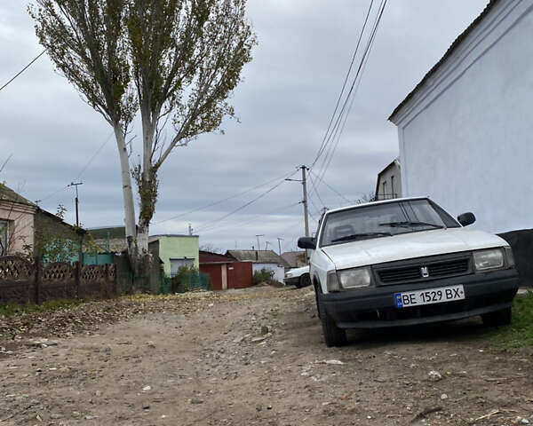 Белый Москвич/АЗЛК 2141, объемом двигателя 1.6 л и пробегом 300 тыс. км за 1200 $, фото 2 на Automoto.ua