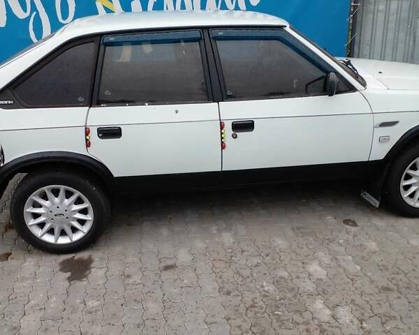 Белый Москвич/АЗЛК 2141, объемом двигателя 1.7 л и пробегом 137 тыс. км за 911 $, фото 1 на Automoto.ua