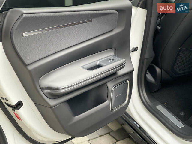 Белый Polestar 4, объемом двигателя 0 л и пробегом 16 тыс. км за 33500 $, фото 9 на Automoto.ua