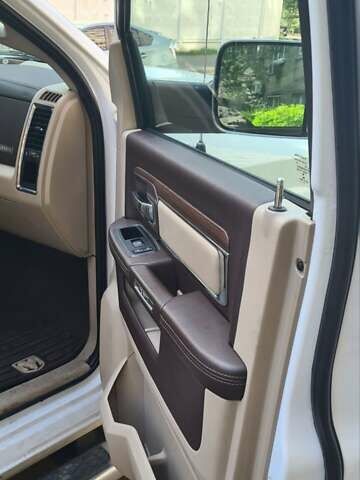 Ram 1500 2017 у Києві на Automoto.ua Білий Ram 1500, об'ємом двигуна 5.65 л та пробігом 220 тис. км за 25900 $, фото 11 на Automoto.ua