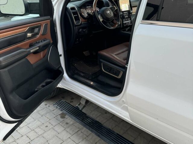 Білий Ram 1500, об'ємом двигуна 5.65 л та пробігом 150 тис. км за 47000 $, фото 12 на Automoto.ua