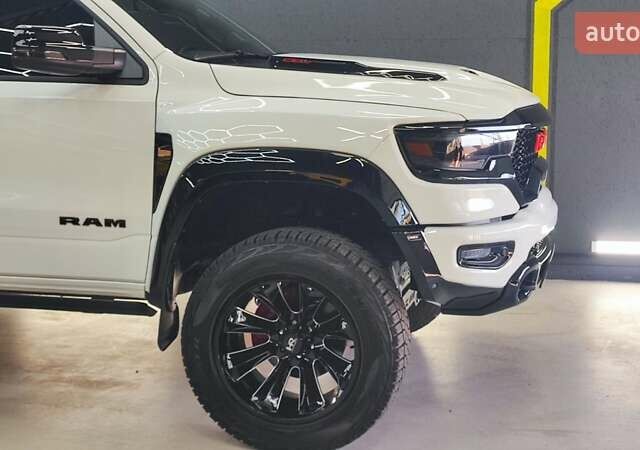 Білий Ram 1500, об'ємом двигуна 5.65 л та пробігом 17 тис. км за 84990 $, фото 10 на Automoto.ua