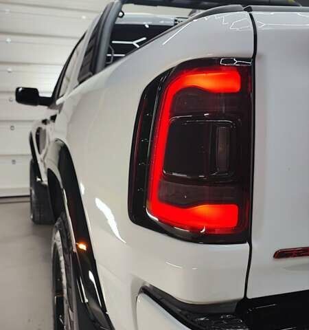 Білий Ram 1500, об'ємом двигуна 5.65 л та пробігом 17 тис. км за 84990 $, фото 49 на Automoto.ua