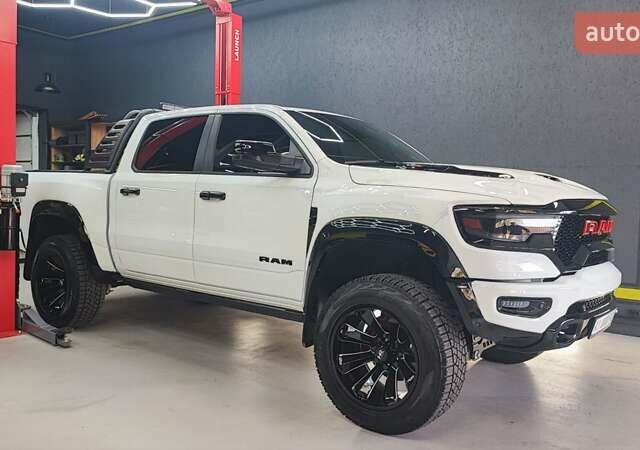 Білий Ram 1500, об'ємом двигуна 5.65 л та пробігом 17 тис. км за 84990 $, фото 9 на Automoto.ua