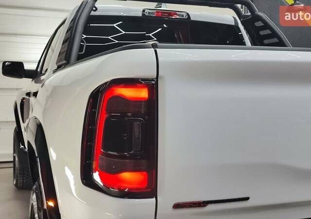 Білий Ram 1500, об'ємом двигуна 5.65 л та пробігом 17 тис. км за 84990 $, фото 24 на Automoto.ua