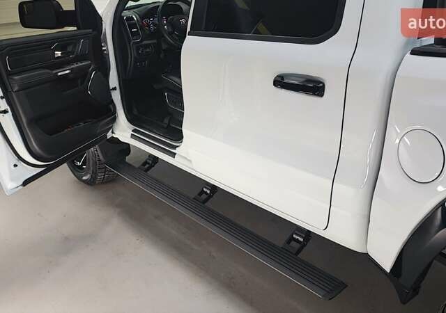 Білий Ram 1500, об'ємом двигуна 5.65 л та пробігом 17 тис. км за 84990 $, фото 31 на Automoto.ua
