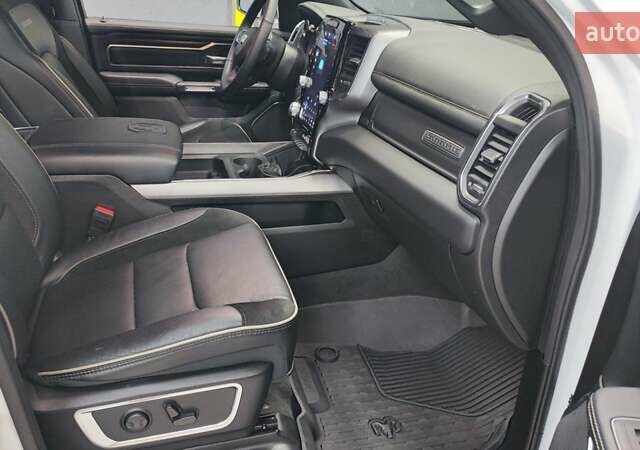 Білий Ram 1500, об'ємом двигуна 5.65 л та пробігом 17 тис. км за 84990 $, фото 38 на Automoto.ua