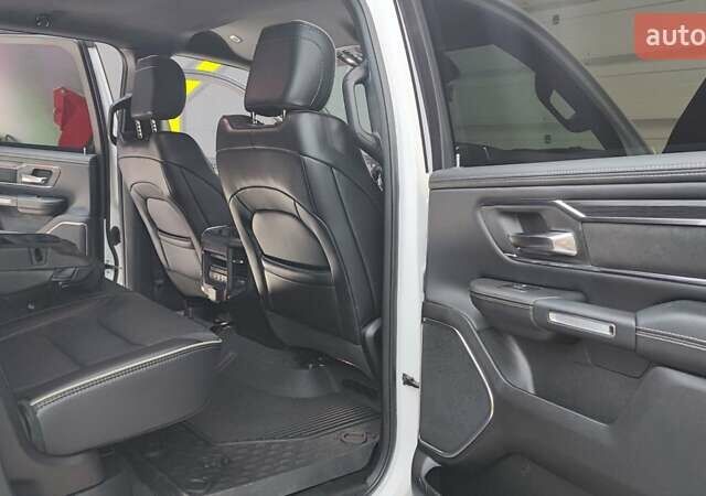 Білий Ram 1500, об'ємом двигуна 5.65 л та пробігом 17 тис. км за 84990 $, фото 42 на Automoto.ua