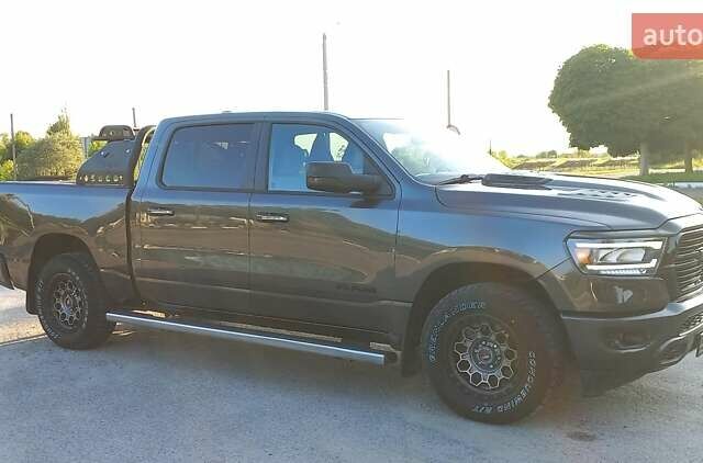 Ram 1500 2020 в Хмельницком на Automoto.ua Серый Ram 1500, объемом двигателя 5.65 л и пробегом 208 тыс. км за 31000 $, фото 5 на Automoto.ua