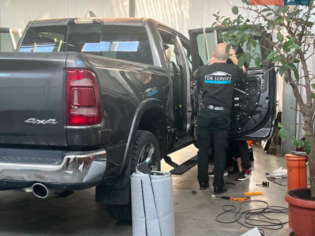 Серый Ram 1500, объемом двигателя 5.65 л и пробегом 74 тыс. км за 65000 $, фото 8 на Automoto.ua