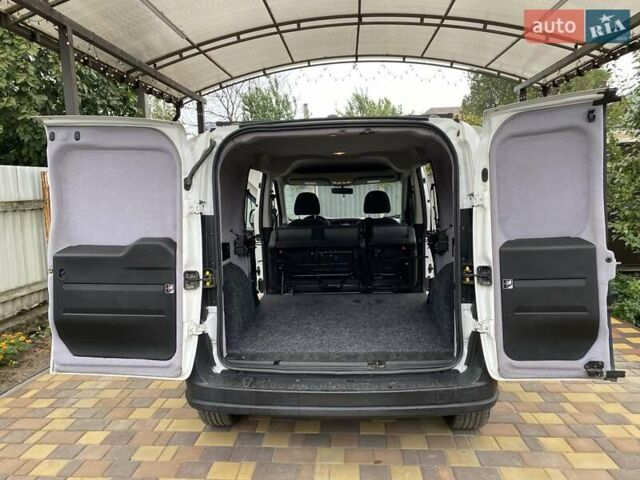 Белый Ram Promaster City, объемом двигателя 2.36 л и пробегом 127 тыс. км за 11200 $, фото 19 на Automoto.ua