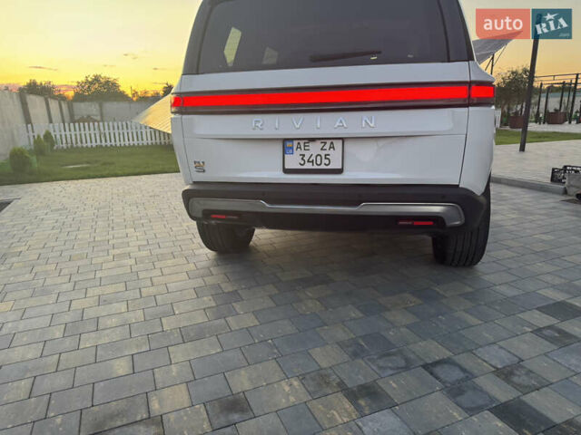 Белый Rivian R1S, объемом двигателя 0 л и пробегом 3 тыс. км за 75000 $, фото 1 на Automoto.ua