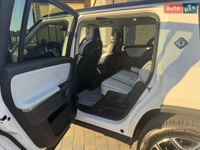 Белый Rivian R1S, объемом двигателя 0 л и пробегом 3 тыс. км за 75000 $, фото 31 на Automoto.ua