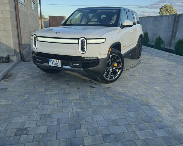Белый Rivian R1S, объемом двигателя 0 л и пробегом 3 тыс. км за 75000 $, фото 40 на Automoto.ua
