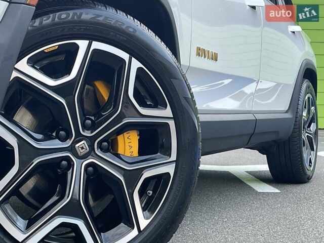 Белый Rivian R1S, объемом двигателя 0 л и пробегом 23 тыс. км за 48500 $, фото 2 на Automoto.ua