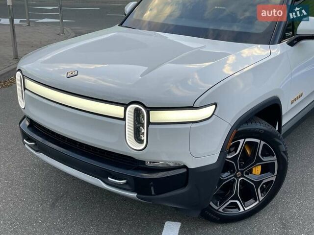 Белый Rivian R1S, объемом двигателя 0 л и пробегом 23 тыс. км за 48500 $, фото 1 на Automoto.ua