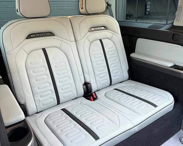 Белый Rivian R1S, объемом двигателя 0 л и пробегом 19 тыс. км за 47777 $, фото 108 на Automoto.ua