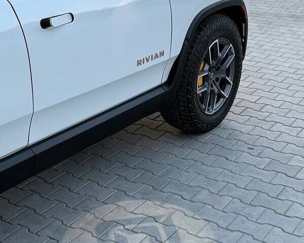 Белый Rivian R1S, объемом двигателя 0 л и пробегом 19 тыс. км за 47777 $, фото 195 на Automoto.ua