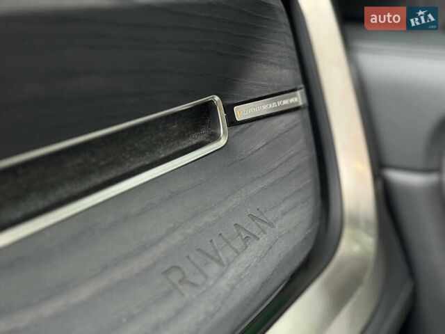 Белый Rivian R1S, объемом двигателя 0 л и пробегом 21 тыс. км за 55000 $, фото 16 на Automoto.ua