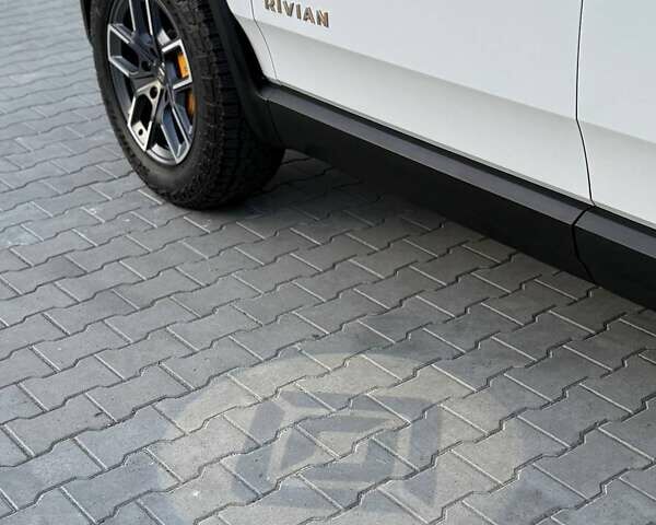 Белый Rivian R1S, объемом двигателя 0 л и пробегом 19 тыс. км за 47777 $, фото 193 на Automoto.ua