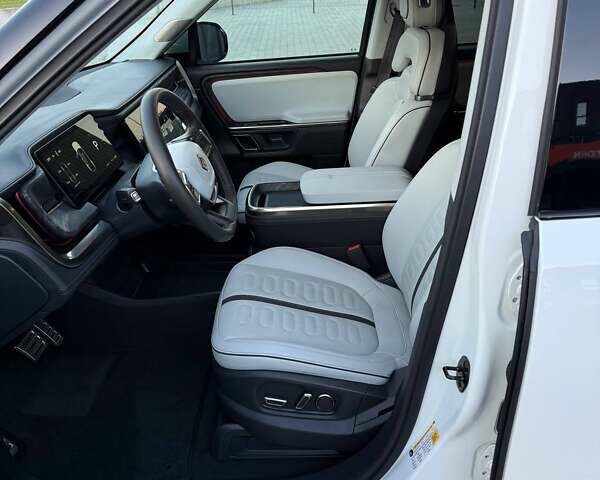 Белый Rivian R1S, объемом двигателя 0 л и пробегом 19 тыс. км за 47777 $, фото 169 на Automoto.ua