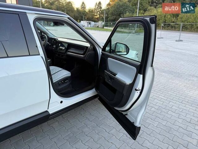 Белый Rivian R1S, объемом двигателя 0 л и пробегом 19 тыс. км за 47777 $, фото 133 на Automoto.ua