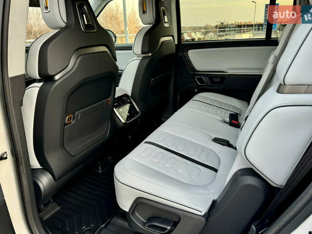 Белый Rivian R1S, объемом двигателя 0 л и пробегом 5 тыс. км за 53900 $, фото 16 на Automoto.ua