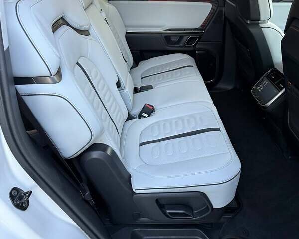 Белый Rivian R1S, объемом двигателя 0 л и пробегом 19 тыс. км за 47777 $, фото 114 на Automoto.ua