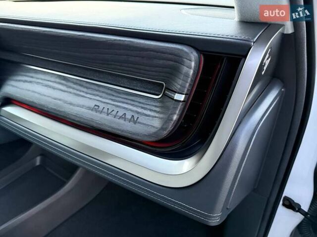 Белый Rivian R1S, объемом двигателя 0 л и пробегом 19 тыс. км за 47777 $, фото 140 на Automoto.ua