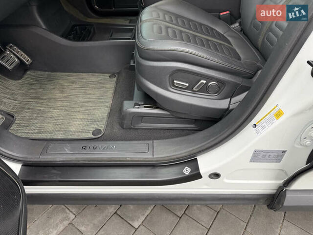 Білий Rivian R1S, об'ємом двигуна 0 л та пробігом 35 тис. км за 55000 $, фото 10 на Automoto.ua
