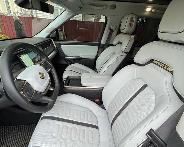 Белый Rivian R1S, объемом двигателя 0 л и пробегом 21 тыс. км за 55000 $, фото 10 на Automoto.ua