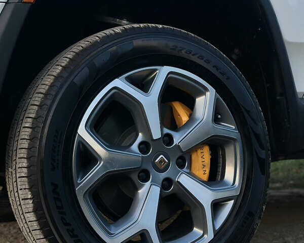 Белый Rivian R1S, объемом двигателя 0 л и пробегом 8 тыс. км за 56000 $, фото 17 на Automoto.ua