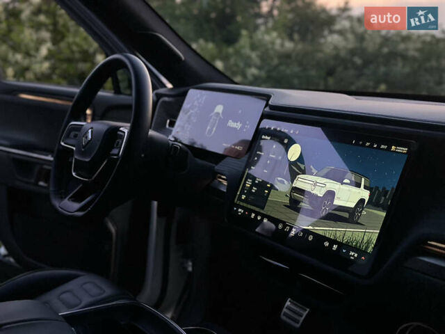 Белый Rivian R1S, объемом двигателя 0 л и пробегом 8 тыс. км за 56000 $, фото 25 на Automoto.ua